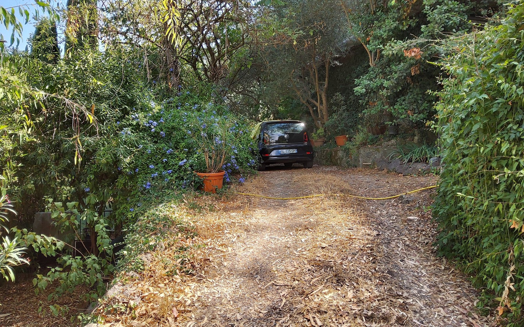 Accès véhicule et stationnement privé à Villa La Treille à Grasse