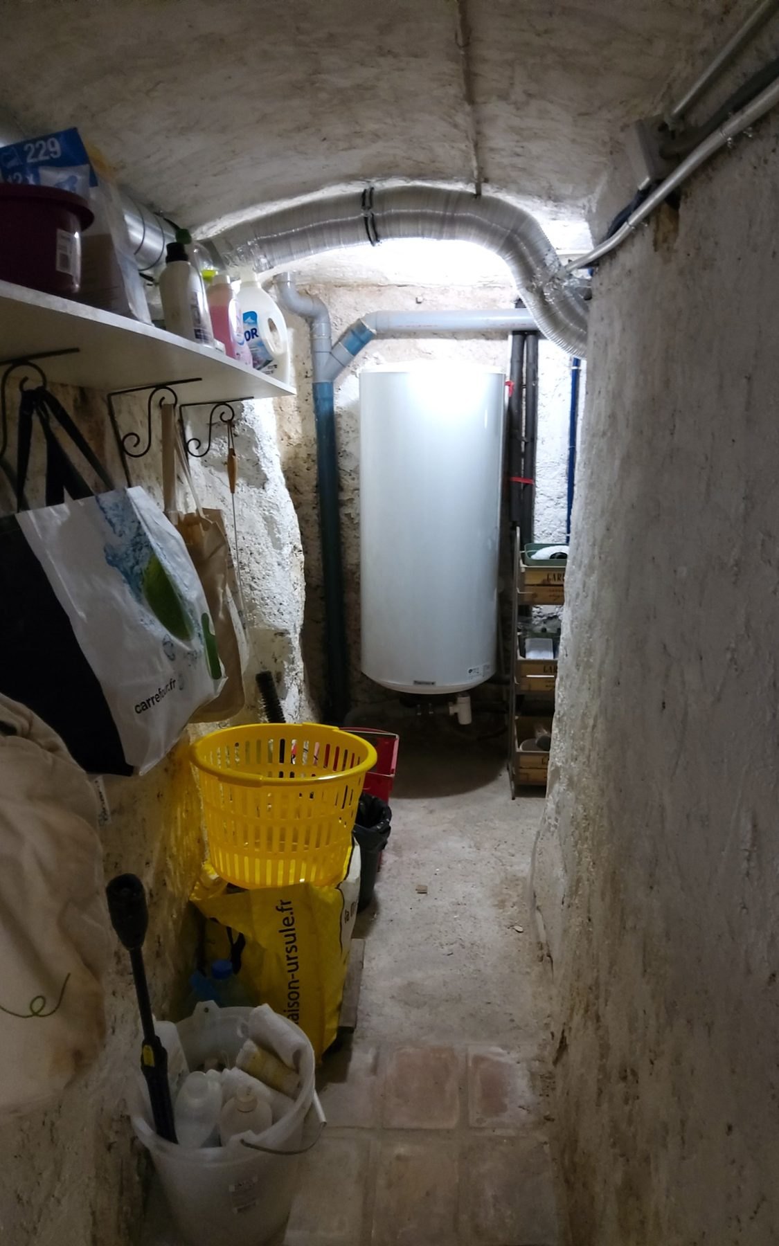 Cellier technique avec ballon et réseau de ventilation à Villa La Treille