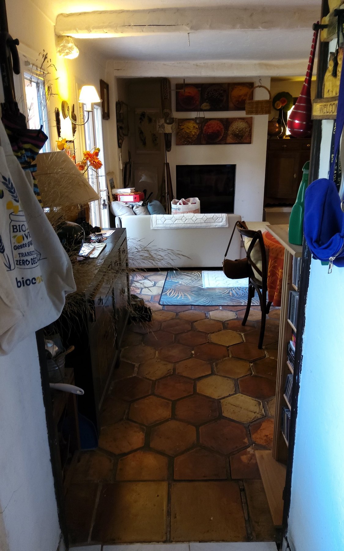 Continuité entre la cuisine et la salle à manger de Villa La Treille