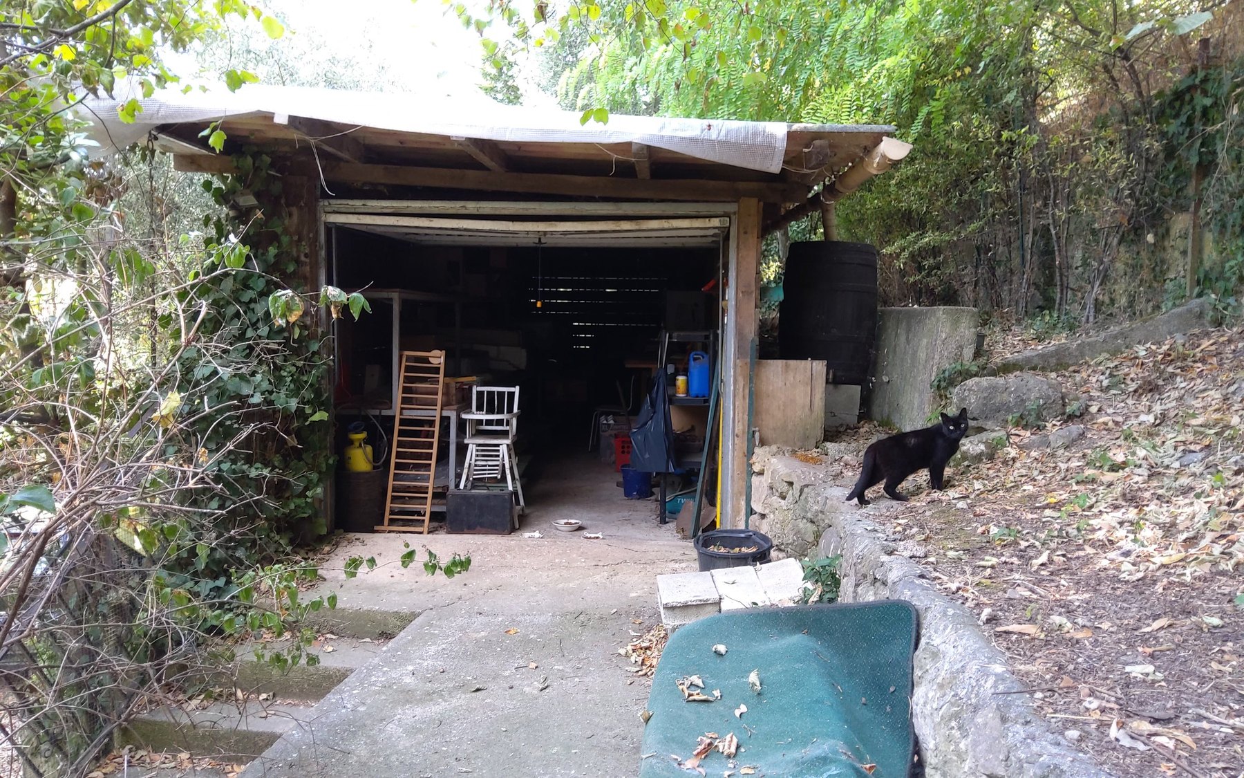 Dépendance d’environ 30 m² sur dalle béton dans le jardin de Villa La Treille