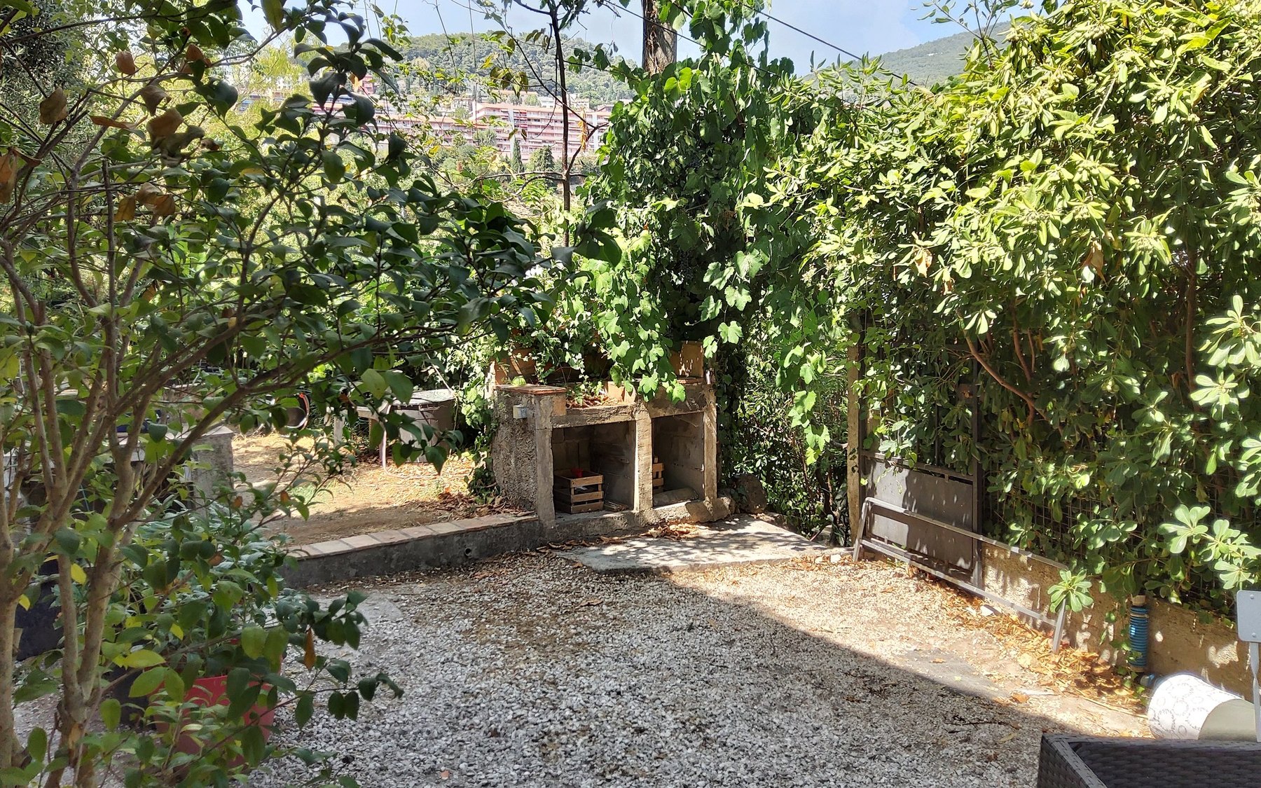 Plateau de jardin en restanques avec barbecue maçonné à Villa La Treille