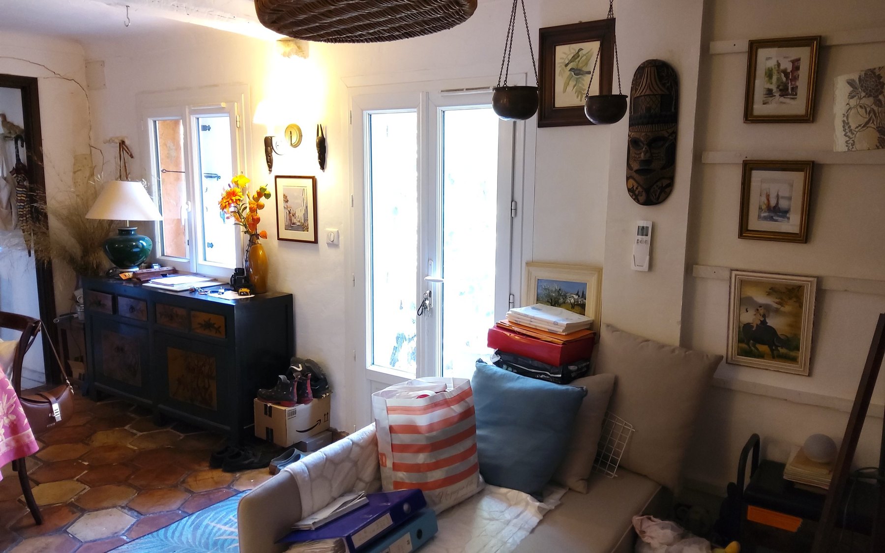 Séjour de Villa La Treille avec tomettes et ouverture sur le jardin