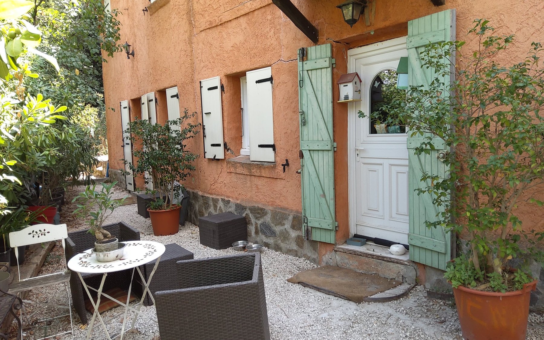 Terrasse gravillonnée et entrée de Villa La Treille à Grasse