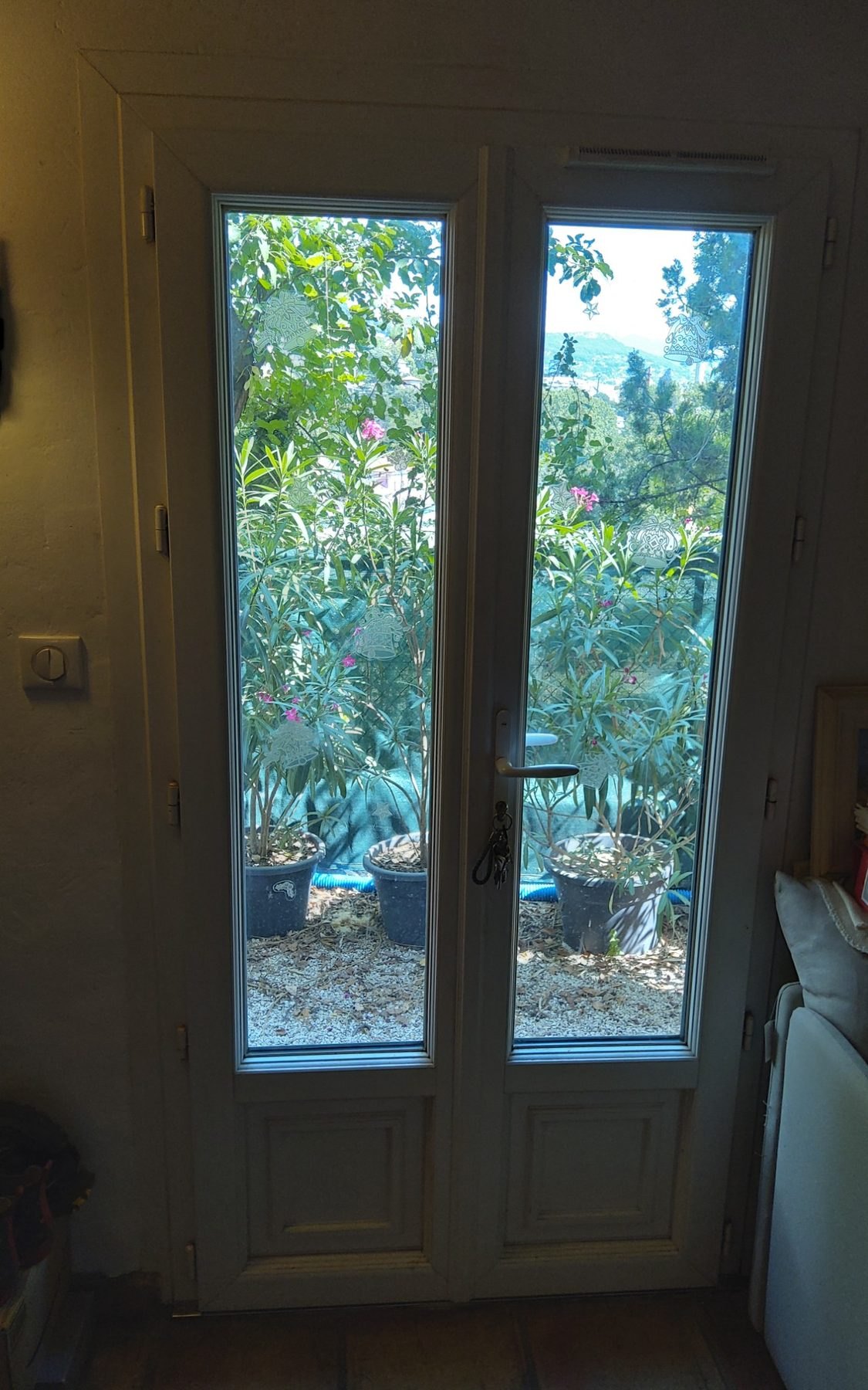 Vue végétalisée depuis une ouverture de Villa La Treille à Grasse